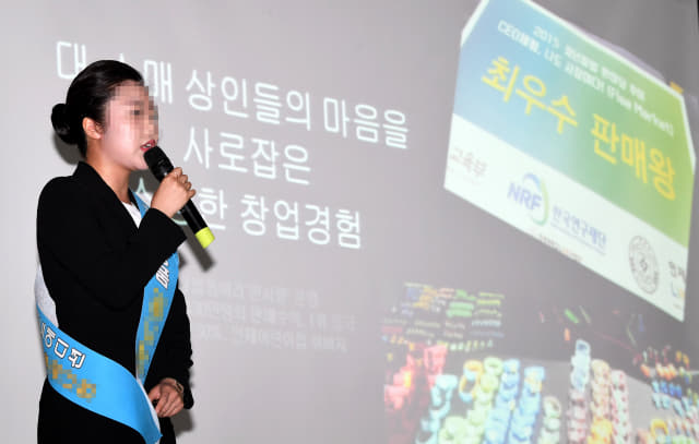 26일 김해 중소기업 비즈니즈센터에서 열린 청년 공개 채용오디션 ‘청춘 프로듀스’에서 한 참가자가 자신을 소개하고 있다./성승건 기자/
