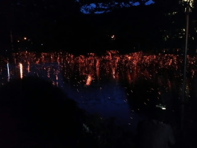 호수 위로 쏟아지는 불꽃비. 불꽃놀이 못지않게 아름답다.