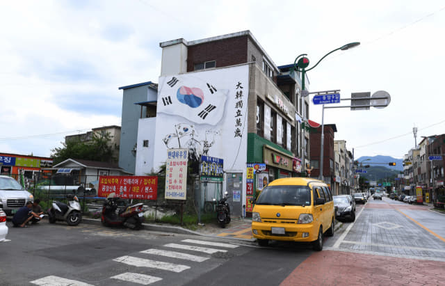 군북시장 건물 벽면에 그려진 독립만세 기념벽화.