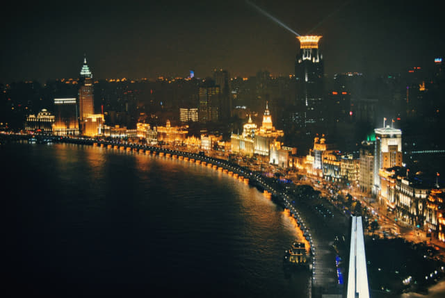 상하이 현대사의 상징적 장소인 와이탄 강변산책로의 유럽풍 건물