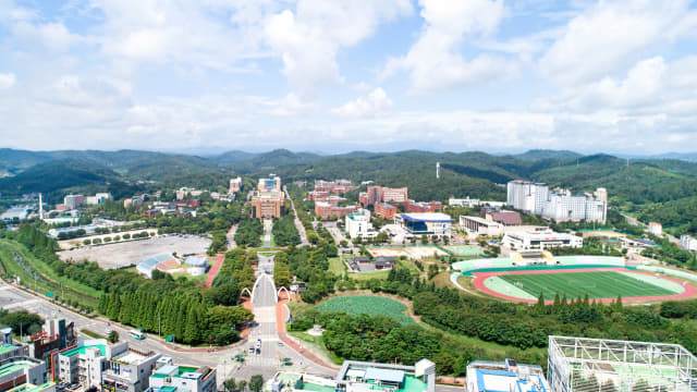 경남 대표 거점국립대학인 경상대학교 가좌캠퍼스 전경.