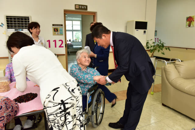 10일, 창녕군의회 박상재 의장이 창녕군노인전문요양원을 방문해 시설 이용자에게 인사를 하고 있다.