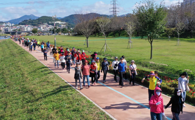 19일 ‘제3회 맑은 공기 걷기대회’에서 1500여명의 참가자들이 약 5.4km 코스의 밀양강 삼문동 둔치 길을 걷고 있다.