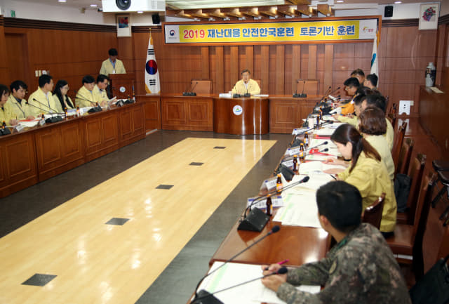 22일 밀양시청 소회의실에서 박일호 시장 주재로 안전한국훈련 기획팀 최종회의를 개최중이다