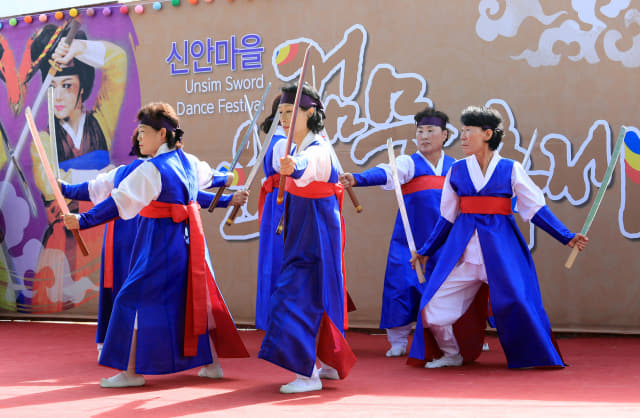 2019년 상동 신안마을 운심검무축제에 검무동아리 회원들이 검무시연을 하고 있다.