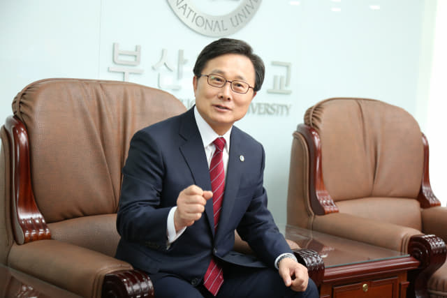 전호환 부산대학교 총장이 동남권발전협의회 향후 활동 계획과 대학의 역할을 설명하고 있다.