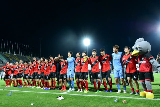 경남FC 선수들이 지난 8월 10일 창원축구센터에서 열린 성남FC와 경기에서 승리한 후 팬들에게 인사하고 있다. /경남FC