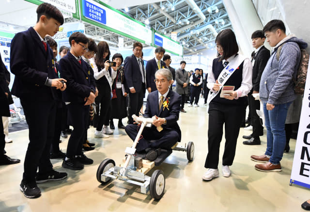 박종훈 교육감이 진해 용원고 부스에서 미래형 전기자동차를 체험하고 있다.