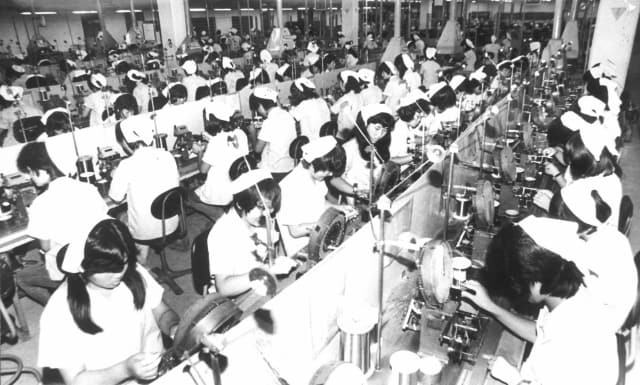 1980년대 마산자유무역지역 내 한국태양유전 노동자들이 작업을 하고 있는 모습./경남신문 DB/