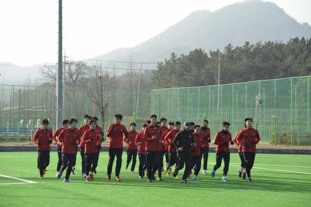 경남FC 선수단이 지난 3일 함안운동장에서 설기현 감독 부임 이후 첫 훈련으로 러닝을 하고 있다.