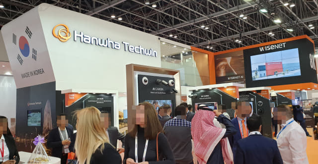 지난 19~21일 아랍에미리트연방 두바이에서 열린 ‘인터섹 2020’ 전시장에 방문한 고객들이 한화테크윈의 부스에서 영상보안 제품과 솔루션을 체험하고 있다./한화테크윈/