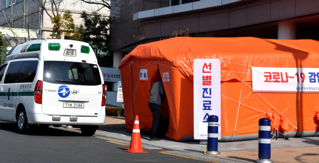 20일 창원시 의창구 신월동 창원보건소 앞에서 신종 코로나바이러스 감염증(코로나19)을 우려한 시민이 검사를 받기 위해 선별진료소로 들어가고 있다./전강용 기자/