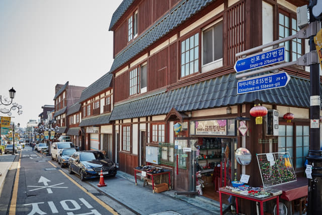 인천 중구청 앞 19세기 인천의 역사를 담고 있는 옛 식당과 건물들이 여행객을 맞이하는 개항장 거리.