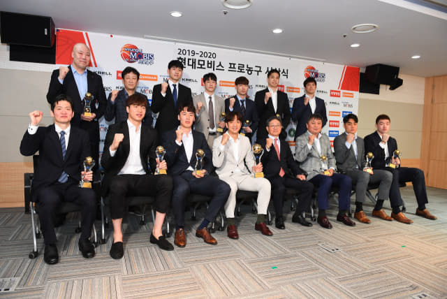 20일 오후 서울 KBL센터에서 열린 2019-2020 현대모비스 프로농구 시상식에서 수상자들이 단체사진을 찍고 있다./KBL/