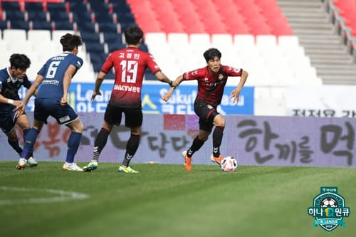 경남FC 박창준(오른쪽)이 서울이랜드와의 경기에서 드리블하고 있다./한국프로축구연맹/