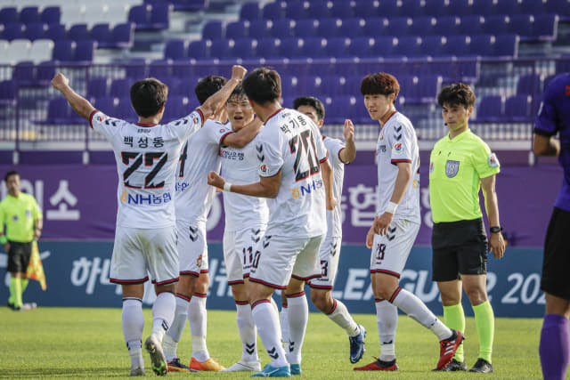 경남FC선수들이 지난 24일 FC안양전에서 골을 넣은 후 환호하고 있다./경남FC/