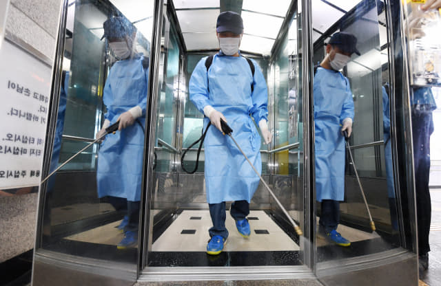 31일 창원중앙역에서 보건소 직원이 코로나 19 감염 예방을 위해 승강기안을 방역하고 있다./김승권 기자/