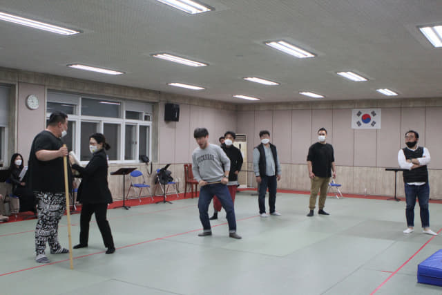 경남오페라단 창단 29주년 기념 오페라 ‘리골레토’ 출연자들이 18일 창신대 예술관에서 연습하고 있다.