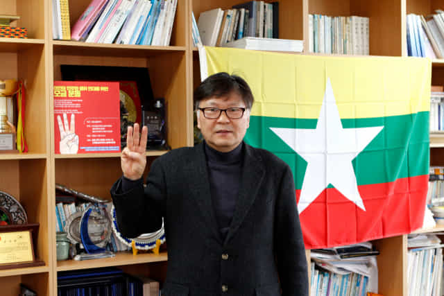 이철승 경남이주민노동복지센터장이 미얀마 군부 독재에 대한 저항을 상징하는 세 손가락 경례를 하고 있다./경남이주민노동복지센터/