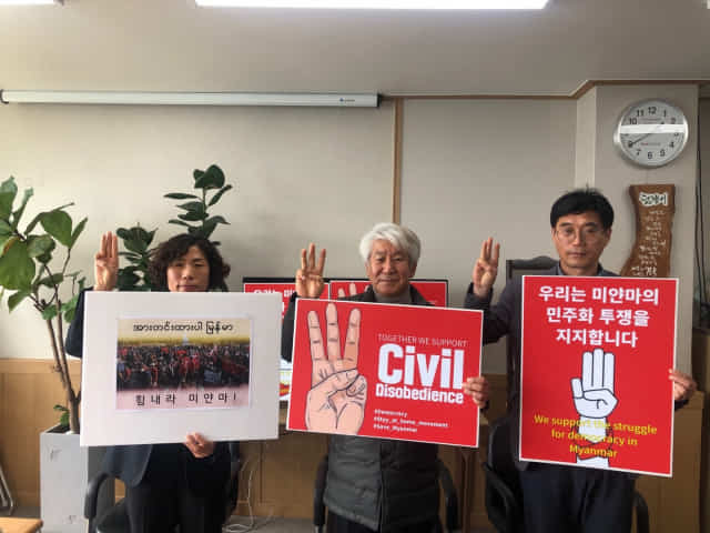 6월항쟁정신계승 경남사업회 조명제(오른쪽부터)·이흥석 공동대표, 김정연 사무국장이 미얀마 군부 독재에 대한 저항을 상징하는 세 손가락 경례를 하고 있다.
