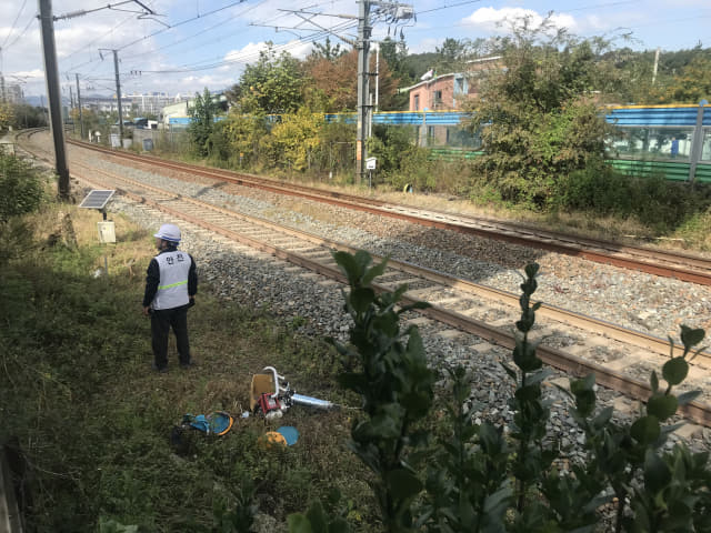 2019년 10월 22일 발생한 열차와 작업자들의 충돌로 선로작업 중 사망사고가 발생한 밀양역 도착 500미터 지점. 작업자들의 안전모가 떨어져 있다. /경남신문 자료사진/