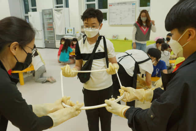 김해 회현연가 치즈스토리에서 아이들이 치즈와 피자 만들기 체험을 하고 있다.