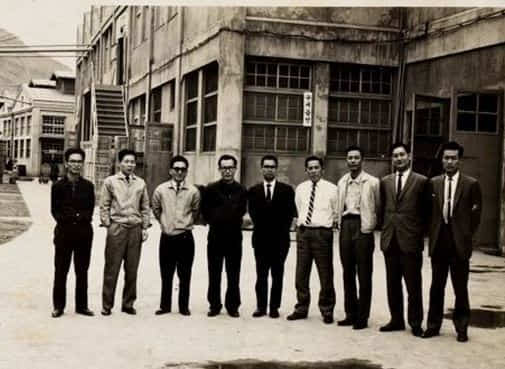 금성사 라디오를 개발한 직원들과 함께한 엔지니어 김해수(왼쪽 네 번째)./대한민국 역사박물관/