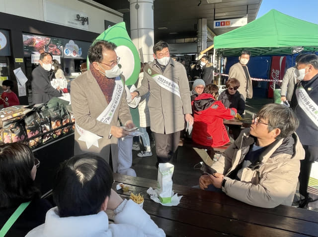 하승철 하동세계차엑스포 공동위원장이 설을 앞둔 지난 20일 문산휴게소에서 홍보를 하고 있다.