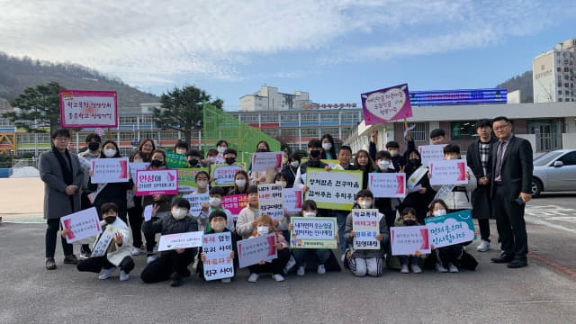 진영대창초 학생들이 학교 정문에서 학교폭력 예방 캠페인을 실시하고 있다./경남교육청/