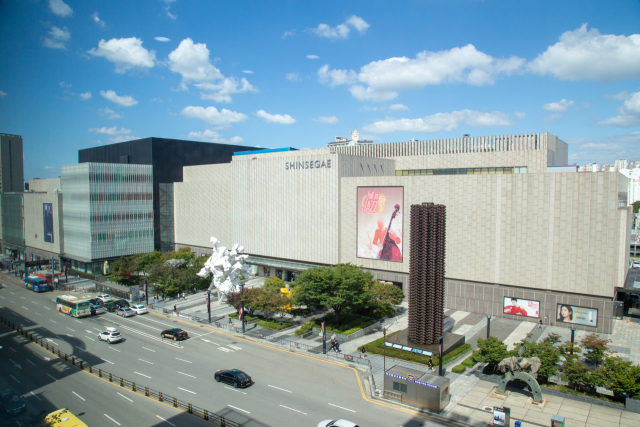 신세계 백화점 천안아산점 일대의 ‘아라리오 조각광장’.