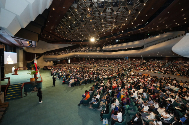 지난 20일 오후(현지시간) 필리핀 국제컨벤션센터에서 열린 ‘2024 대륙별 신천지 말씀대성회’에서 신천지예수교회 이만희 총회장의 강연을 듣고 있는 청중들의 모습./신천지예수교 증거장막성전/